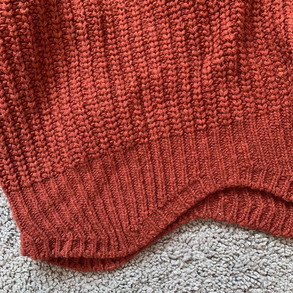 Wavy Hemmed Cropped Sweater with Buttons - Picture 3 of 5